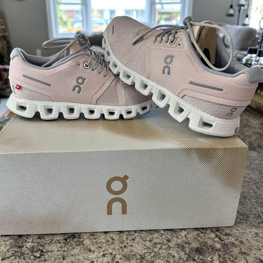 Womans On Cloud 5 sneakers